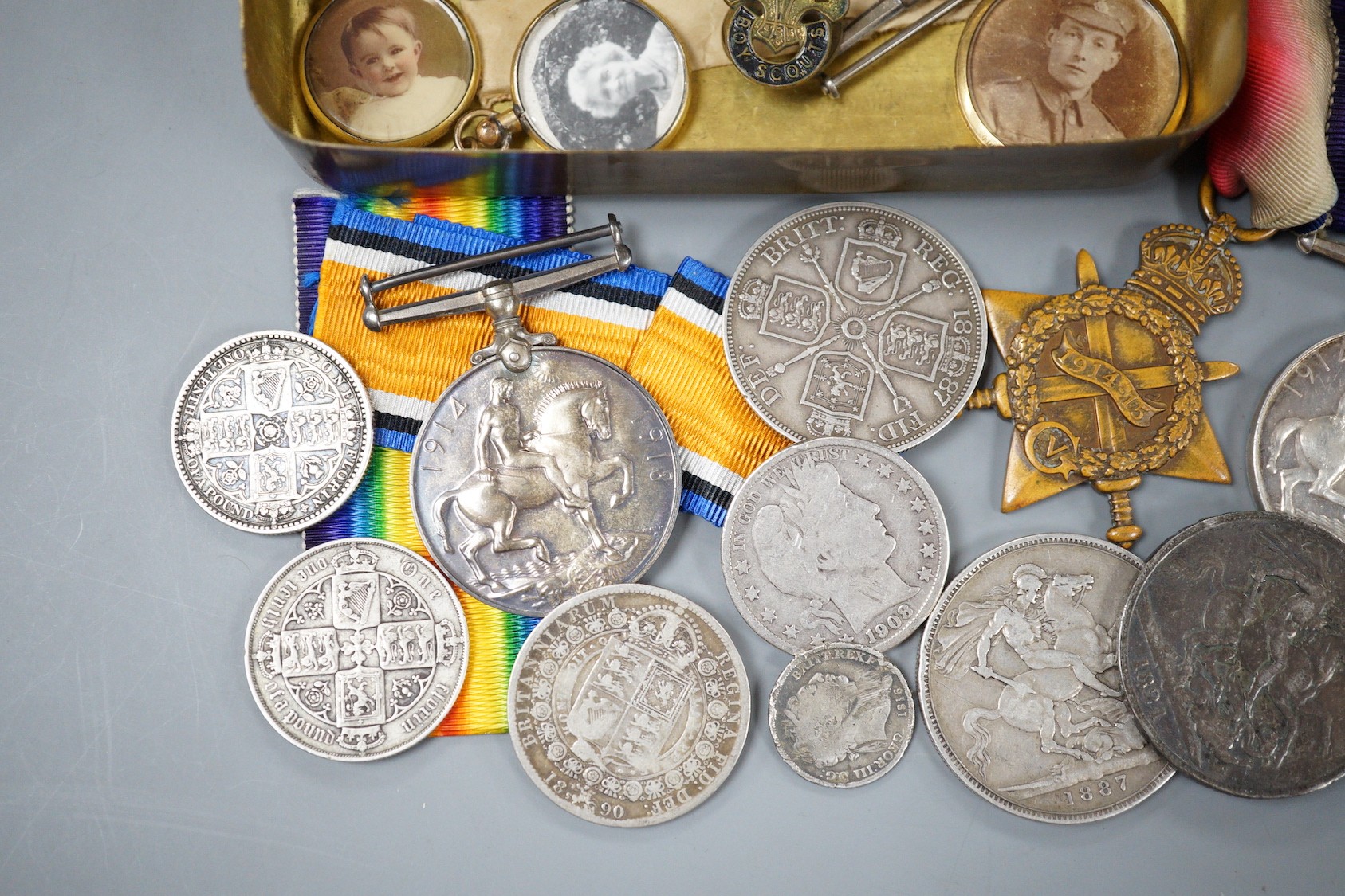 A WW1 trio to 323 Gnr. R. T. Morris RFA, two single WW1 medals one to Pte. S. Read R. Sussex, cap badges and assorted coinage including 1821, 1887 crowns, 1887 half crown, etc.